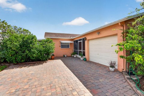 Villa ou maison à vendre à Boynton Beach, Floride: 2 chambres, 121.7 m2 № 2429819 - photo 3