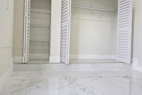 Снять в аренду коммерческую недвижимость в Майами, Флорида 1 спальня, 129.6м2, № 2005538 - фото 8