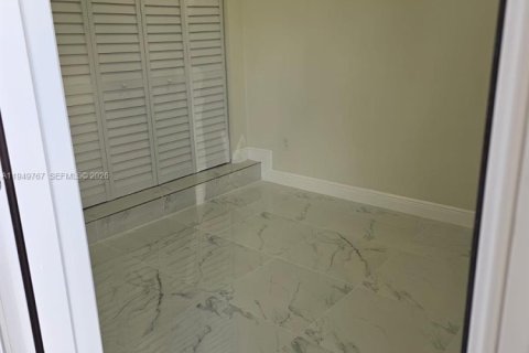 Снять в аренду коммерческую недвижимость в Майами, Флорида 1 спальня, 129.6м2, № 2005538 - фото 6