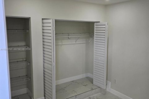 Снять в аренду коммерческую недвижимость в Майами, Флорида 1 спальня, 129.6м2, № 2005538 - фото 5