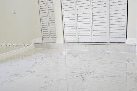 Снять в аренду коммерческую недвижимость в Майами, Флорида 1 спальня, 129.6м2, № 2005538 - фото 7