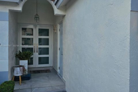 Коммерческая недвижимость в Майами, Флорида 1 спальня, 129.6м2 № 2005538