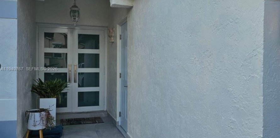 Коммерческая недвижимость в Майами, Флорида 1 спальня, 129.6м2 № 2005538