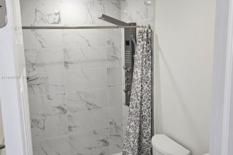 Снять в аренду коммерческую недвижимость в Майами, Флорида 1 спальня, 129.6м2, № 2005538 - фото 10