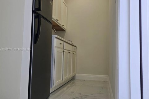 Снять в аренду коммерческую недвижимость в Майами, Флорида 1 спальня, 129.6м2, № 2005538 - фото 3