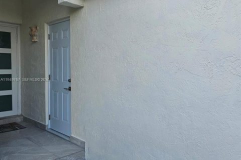 Снять в аренду коммерческую недвижимость в Майами, Флорида 1 спальня, 129.6м2, № 2005538 - фото 13