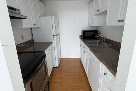 Снять в аренду кондоминиум в Норт-Майами, Флорида 1 спальня, 74.88м2, № 1973238 - фото 3