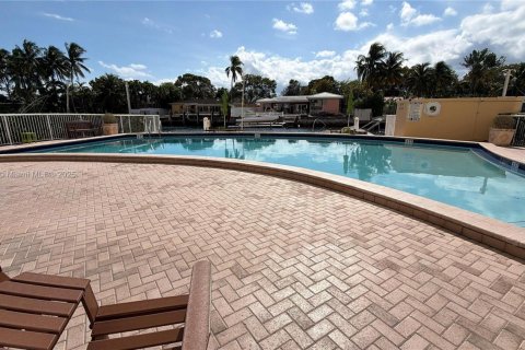 Снять в аренду кондоминиум в Норт-Майами, Флорида 1 спальня, 74.88м2, № 1973238 - фото 1