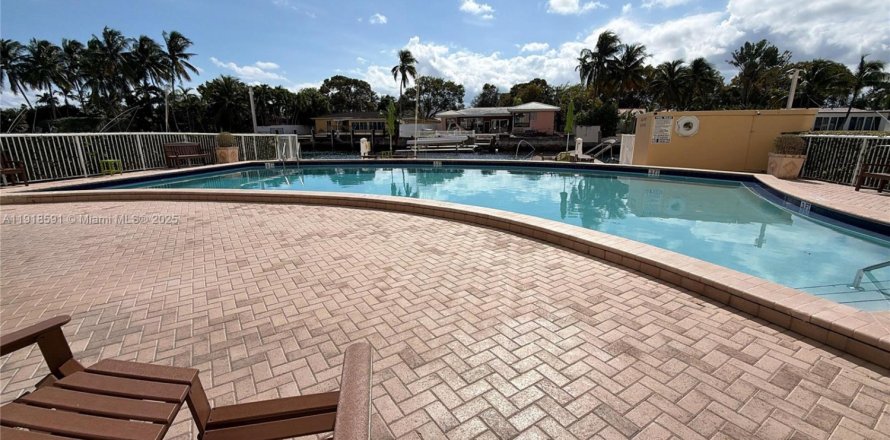 Кондоминиум с 1 спальней в Норт-Майами, Флорида № 1973238