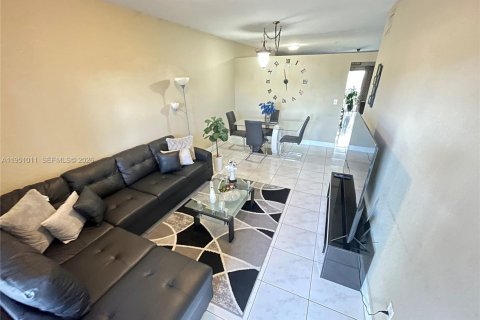 Купить кондоминиум в Хайалиа, Флорида 3 спальни, 110.18м2, № 2054365 - фото 2