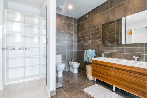 Condo in Miami Beach, Florida, 2 bedrooms  № 1972043 - photo 11