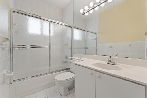 Купить виллу или дом в Майами-Лейкс, Флорида 3 спальни, 150.78м2, № 1967639 - фото 26