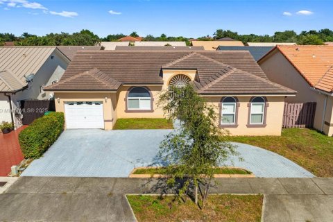 Купить виллу или дом в Майами-Лейкс, Флорида 3 спальни, 150.78м2, № 1967639 - фото 1