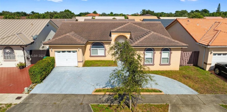 Дом в Майами-Лейкс, Флорида 3 спальни, 150.78м2 № 1967639