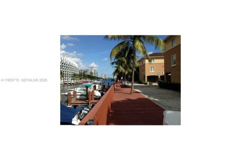 Townhouse in Aventura, Florida 1 bedroom, 79.8 sq.m. № 2153105