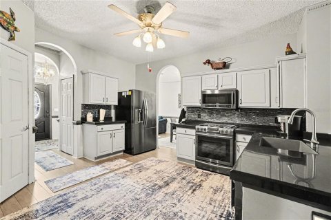 House in Tampa, Florida 5 bedrooms, 227.61 sq.m. № 2151152 - photo 11