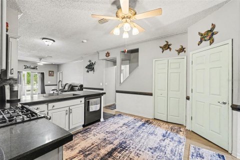 House in Tampa, Florida 5 bedrooms, 227.61 sq.m. № 2151152 - photo 12
