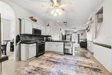 House in Tampa, Florida 5 bedrooms, 227.61 sq.m. № 2151152 - photo 10