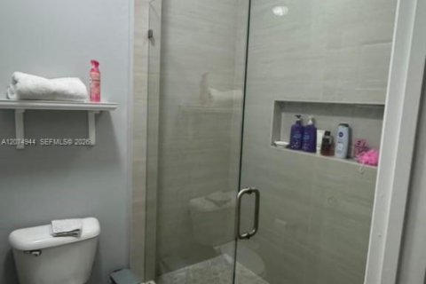 Villa ou maison à louer à Miami, Floride: 4 chambres, 215.35 m2 № 2390316 - photo 13