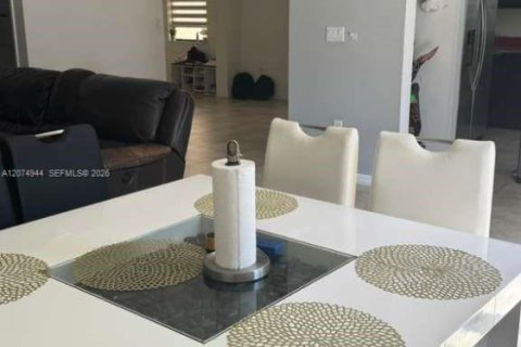 Villa ou maison à louer à Miami, Floride: 4 chambres, 215.35 m2 № 2390316 - photo 5