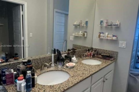 Villa ou maison à louer à Miami, Floride: 4 chambres, 215.35 m2 № 2390316 - photo 12