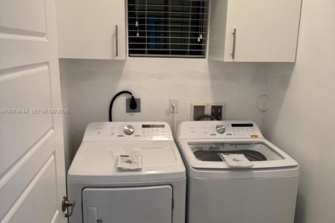 Villa ou maison à louer à Miami, Floride: 4 chambres, 215.35 m2 № 2390316 - photo 25