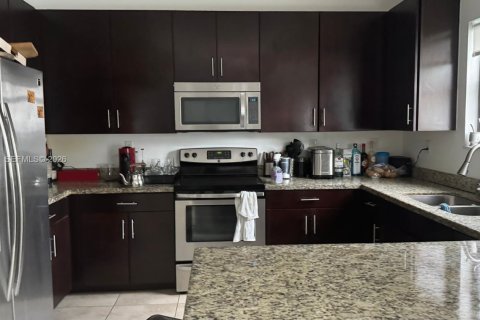 Villa ou maison à louer à Miami, Floride: 4 chambres, 215.35 m2 № 2390316 - photo 2