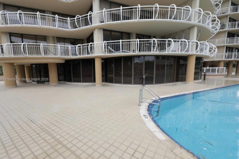 Commercial property in Miami, Florida № 1700572 - photo 12