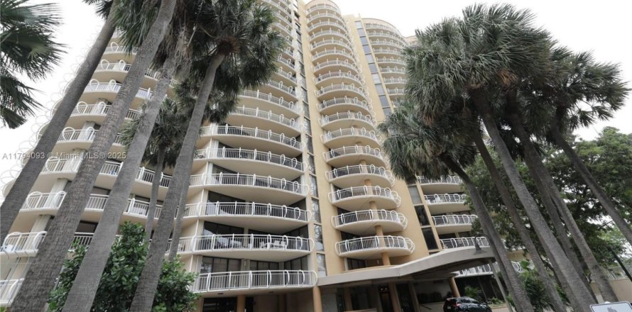 Commercial property in Miami, Florida № 1700572