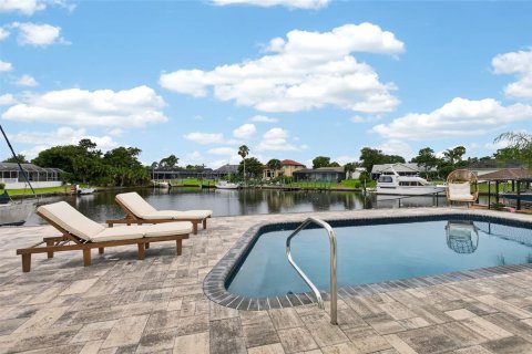 House in Palm Coast, Florida 5 bedrooms, 297.47 sq.m. № 2199047 - photo 5