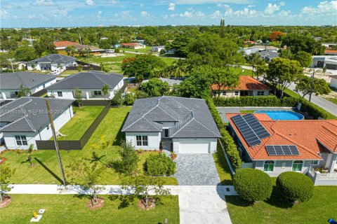 House in Cutler Bay, Florida 4 bedrooms, 179.02 sq.m. № 2052821 - photo 2