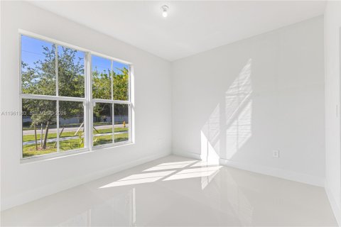 House in Cutler Bay, Florida 4 bedrooms, 179.02 sq.m. № 2052821 - photo 9