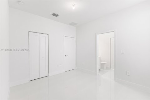 House in Cutler Bay, Florida 4 bedrooms, 179.02 sq.m. № 2052821 - photo 13