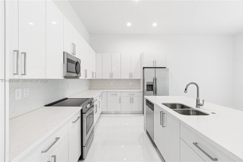 House in Cutler Bay, Florida 4 bedrooms, 179.02 sq.m. № 2052821 - photo 4