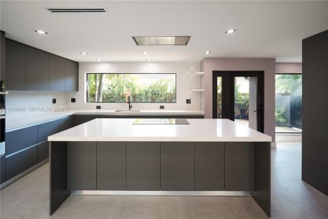 Casa en venta en Miami, Florida, 5 dormitorios, 414.25 m2 № 2000314 - foto 19