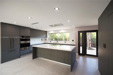 Casa en venta en Miami, Florida, 5 dormitorios, 414.25 m2 № 2000314 - foto 18
