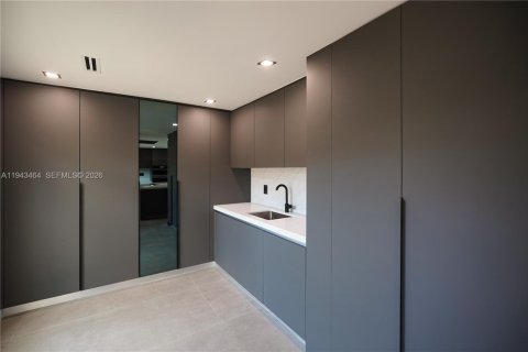 Casa en venta en Miami, Florida, 5 dormitorios, 414.25 m2 № 2000314 - foto 22