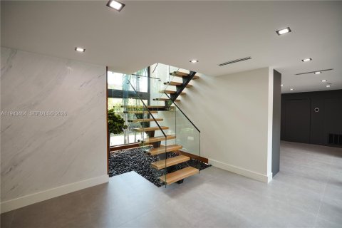 Casa en venta en Miami, Florida, 5 dormitorios, 414.25 m2 № 2000314 - foto 24