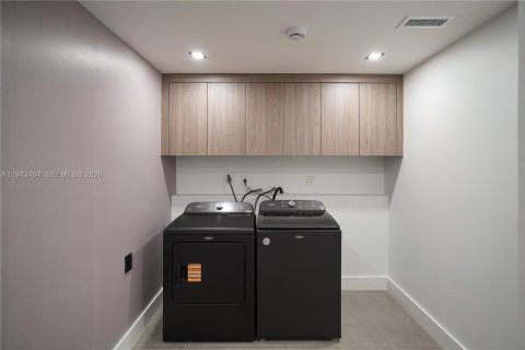 Casa en venta en Miami, Florida, 5 dormitorios, 414.25 m2 № 2000314 - foto 23