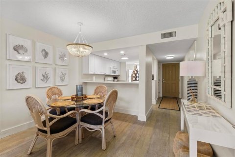 Condo in New Smyrna Beach, Florida, 2 bedrooms  № 1588606 - photo 11