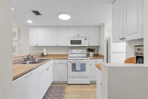 Condo in New Smyrna Beach, Florida, 2 bedrooms  № 1588606 - photo 16