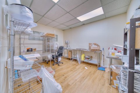 Propiedad comercial en venta en Hollywood, Florida № 1921134 - foto 18