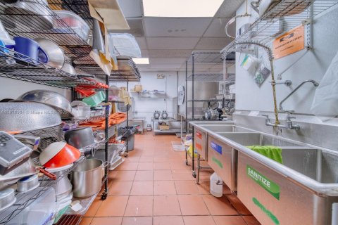 Propiedad comercial en venta en Hollywood, Florida № 1921134 - foto 10
