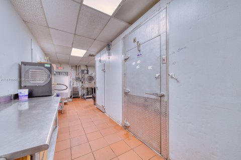 Propiedad comercial en venta en Hollywood, Florida № 1921134 - foto 2