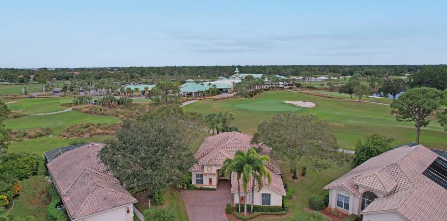 House in Port St. Lucie, Florida 3 bedrooms, 215.72 sq.m. № 2250115