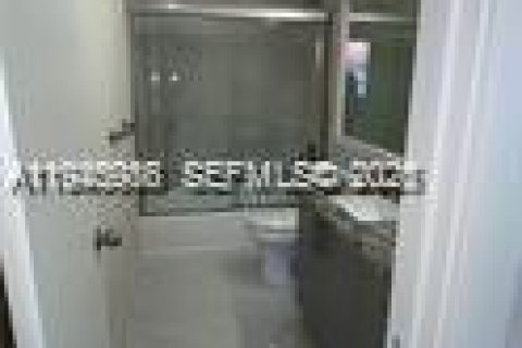 Condo in Hialeah, Florida, 2 bedrooms  № 2003029 - photo 30