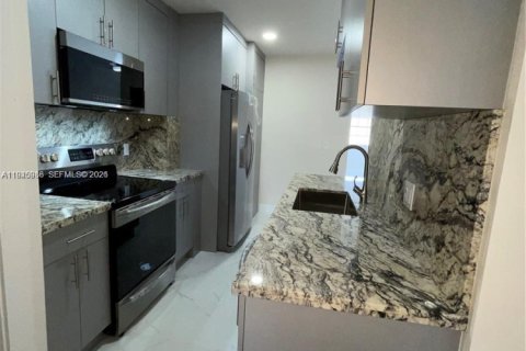 Condo in Hialeah, Florida, 2 bedrooms  № 2003029 - photo 22