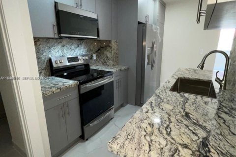 Condo in Hialeah, Florida, 2 bedrooms  № 2003029 - photo 16
