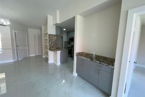 Condo in Hialeah, Florida, 2 bedrooms  № 2003029 - photo 7