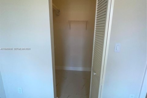 Condo in Hialeah, Florida, 2 bedrooms  № 2003029 - photo 9